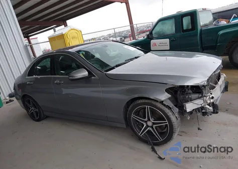 2016 Mercedes-Benz C 300 Luxury/Sport z USA, uszkodzony, nr VIN 55SWF4JB2GU097101